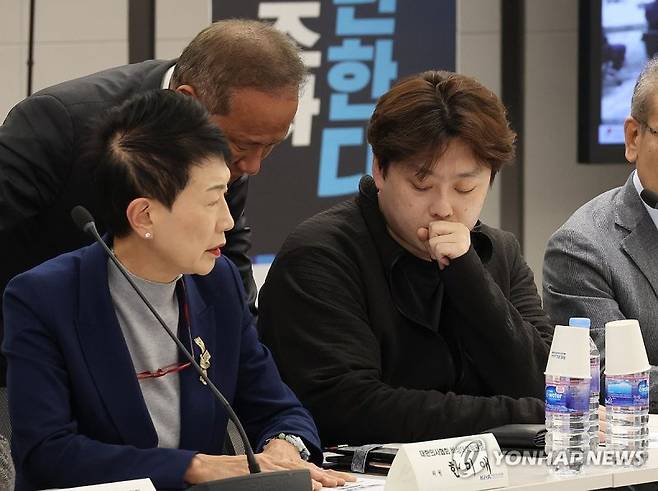 박단 대한전공의협회장이 지난 3월 31일 서울 용산구 의사협회에서 열린 비대위 회의에 참석해 있다.
