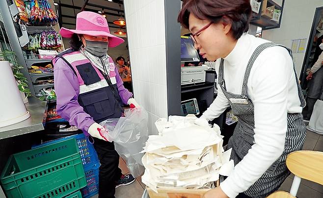 김인순씨가 마포구민체육센터 내 ‘카페 리’에서 우유갑을 전달받고 있다.