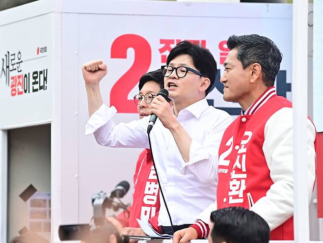 한동훈 국민의힘 비상대책위원장이 4일 서울 광진구 자양동에서 김병민 광진갑, 오신환 광진을 국회의원 후보의 지지를 호소하고 있다. 연합뉴스