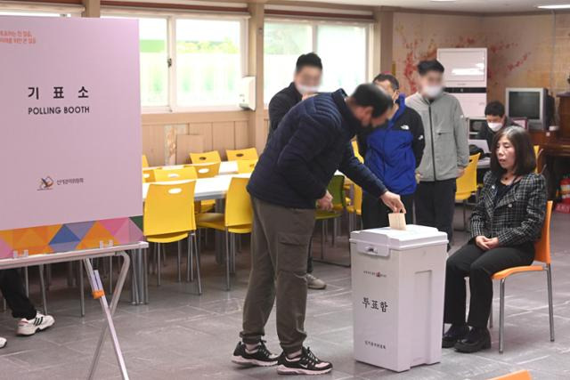 제22대 국회의원 선거를 앞둔 3일 경기 수원시 권선구 수봉재활원에서 유권자들이 거소투표를 하고 있다. 뉴스1