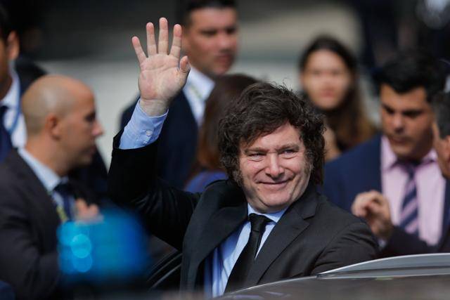 하비에르 밀레이(가운데) 아르헨티나 대통령이 2일 아르헨티나 수도 부에노스아이레스의 산마르틴 광장에서 열린 포클랜드 전쟁 42주년 기념행사에 참석해 손을 흔들고 있다. 부에노스아이레스=EPA 연합뉴스