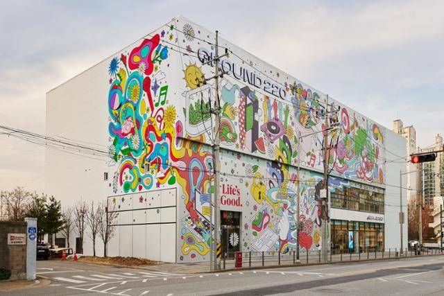 '그라운드220' 건물 외벽은 린다 바리츠키의 일러스트로 장식됐다. LG전자 제공