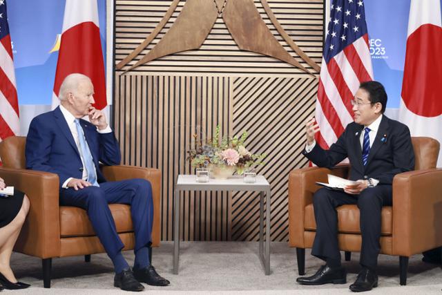 지난해 11월 16일 조 바이든(왼쪽) 미국 대통령과 기시다 후미오 일본 총리가 아시아태평양경제협력체(APEC) 정상회의가 열리고 있는 미국 샌프란시스코에서 미일 정상회담을 하고 있다. 샌프란시스코=교도 연합뉴스
