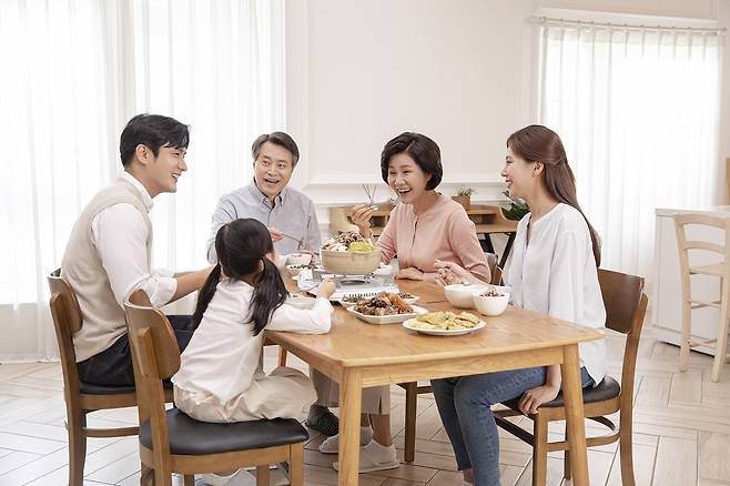 가족과 함께 건강한 식습관을 실천하면 스트레스 관리에 효과적이다./사진=클립아트코리아