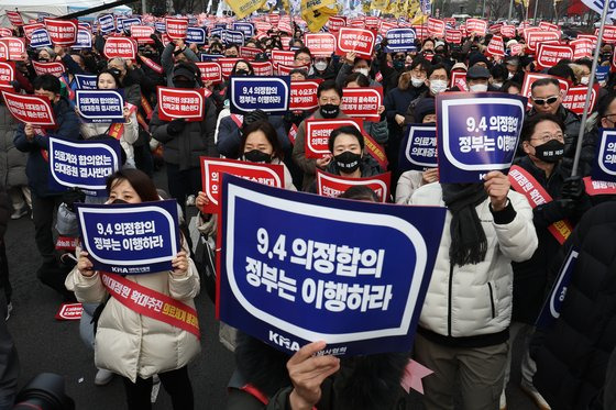 지난달 3일 여의도에서 열린 의대정원 증원 및 필수의료 패키지 저지를 위한 전국의사 총궐기대회에서 참석자들이 의료 탄압 중단 등을 촉구하는 내용의 손팻말을 들고 있는 모습. 연합뉴스