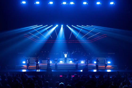 '2024 씨어터 이문세'의 서울 첫 공연은 앙코르곡 '붉은 노을'로 마무리됐다. 사진 케이문에프엔디