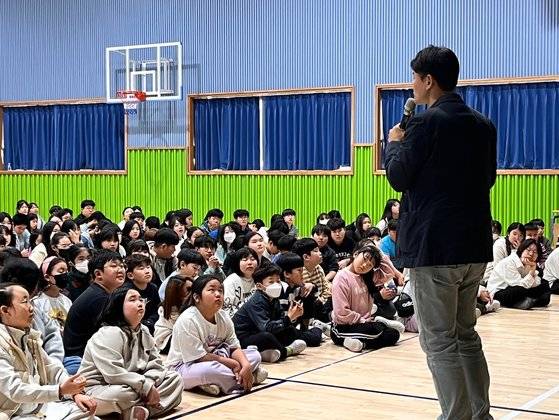 김민재 닮은꼴로 유명세를 탄 정동식 심판은 역경을 이겨낸 그의 인생 스토리가 화제가 되며 강사로서도 주목 받고 있다. 사진 정동식