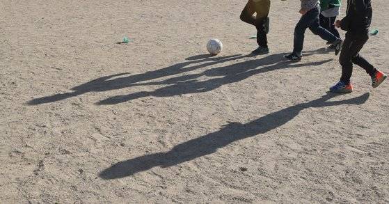 초등학교 운동장에서 축구를 하는 아이들. 송봉근 기자