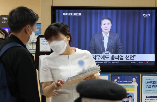 ▲ 지난 1일 오전 서울 한 대형병원에서 내원객과 환자들이 윤석열 대통령의 의료 개혁 관련 대국민 담화를 지켜보고 있다. 연합뉴스