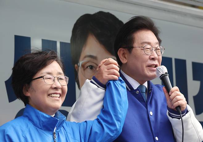 이재명 더불어민주당 대표가 4일 부산 영도구를 방문해 박영미 후보 지지 유세를 하고 있다. 연합뉴스