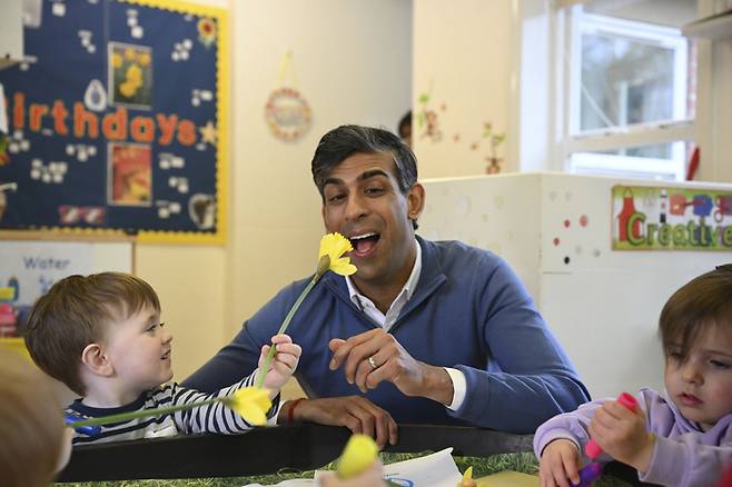 리시 수낵 영국 총리가 지난 2일(현지시간) 잉글랜드 북동부 하틀풀의 한 어린이집에서 아이들과 함께 놀고 있다. AP연합뉴스
