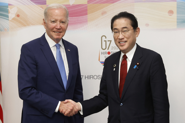 조 바이든 미국 대통령과 기시다 후미오 일본 총리가 지난해 5월18일 일본 히로시마에서 악수를 하고 있다.  AP 연합뉴스