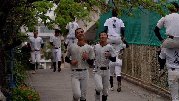 다양한 방식의 언덕 오르기로 훈련 중인 코난 고교 야구부. 김태훈PD