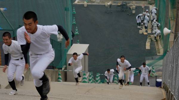 다양한 방식으로 계단을 오르며 훈련 중인 코난 고교 야구부원들. 박세종PD