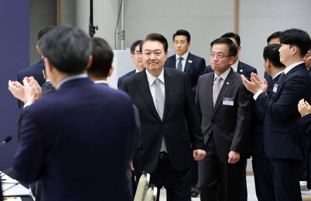 4일 서울 용산 대통령실 청사에서 열린 민생토론회 후속조치 점검회의 입장하는 윤 대통령. 뉴시스