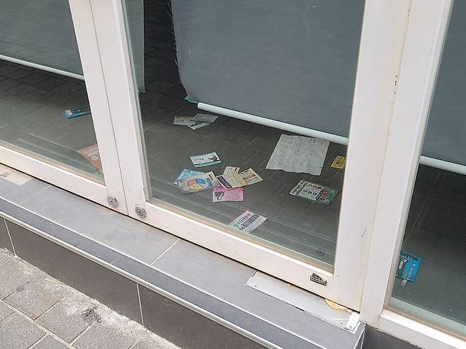 폐점을 한 명동의 한 가게에 명함이 뿌려져 있다.[사진=매경닷컴DB]