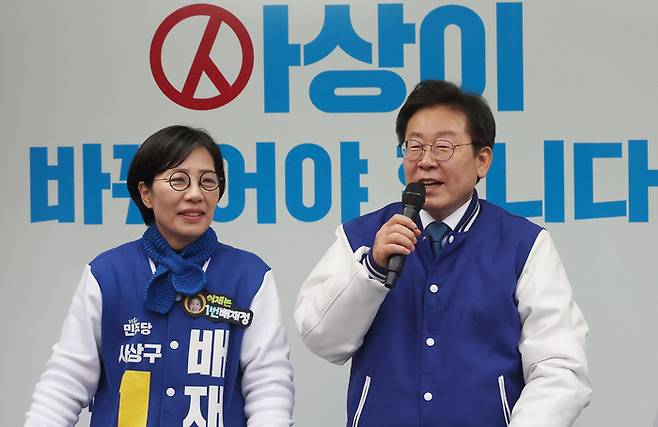 더불어민주당 이재명 대표가 3일 부산 사상구를 방문, 배재정 후보 지지 유세를 하고 있다.  [사진출처=연합뉴스]