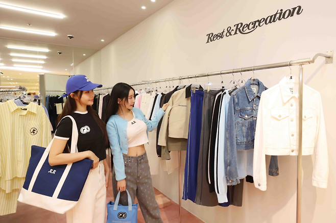 4일 신세계백화점이 국내 디자이너 브랜드 ‘레스트앤레크레이션’의 봄 신상품을 소개한다고 밝혔다. [신세계]