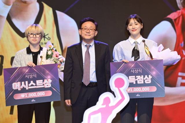 2023-24시즌 WKBL 3득점상을 수상한 청주 KB스타즈 강이슬(사진 맨 오른쪽). 사진=WKBL 제공