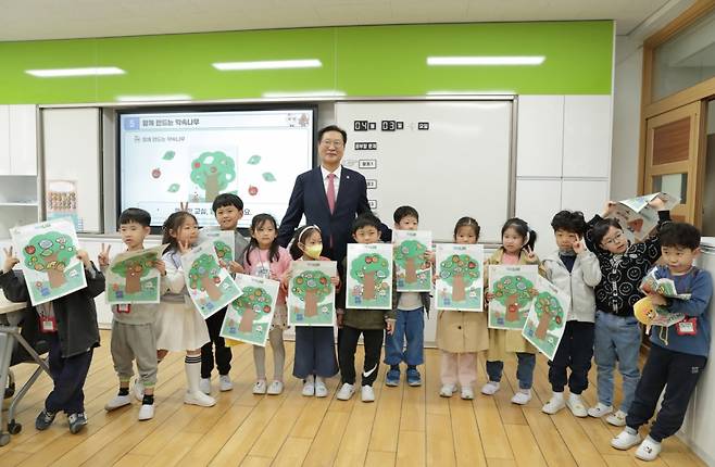 박성재 법무부 장관이 초등학생들과 '약속 나무'를 만들었다. /사진제공=법무부