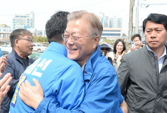 문재인 전 대통령이 2일 오전 울산 동구 항일독립운동의터전인 보성학교전시관을 방문, 민주당 동구 국회의원 김태선 후보와 포응을 하고 있다. 뉴시스