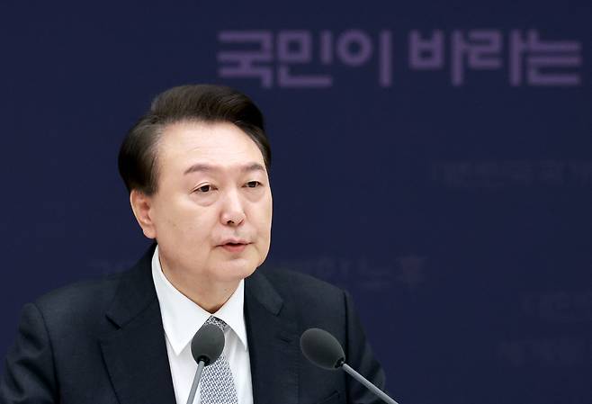 윤석열 대통령과 최상목 경제부총리 겸 기획재정부 장관이 4일 서울 용산 대통령실 청사에서 열린 민생토론회 후속 조치 2차, 경제분야 점검 회의에 참석해 발언하고 있다. [연합]