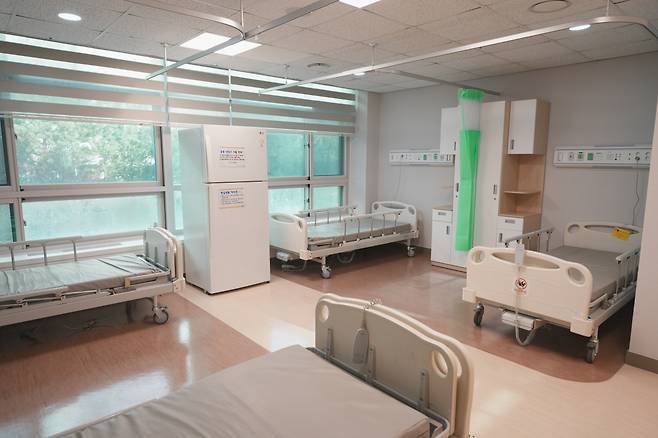 서울시 서북병원은 가정에서 돌보기 어려운 중증 치매 환자를 위한 ‘치매안심병원’을 4일부터 본격 운영한다고 밝혔다. 사진은 치매안심병원 4인용 입원실.[서울시 제공]