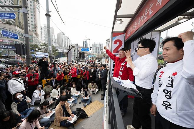 서울·경기 일대 지원유세에 나선 한동훈 국민의힘 총괄선거대책위원장이 4일 서울 동대문구 전농동사거리에서 김영우 동대문갑, 김경진 동대문을 후보를 지지하는 연설을 하고 있다. [연합]