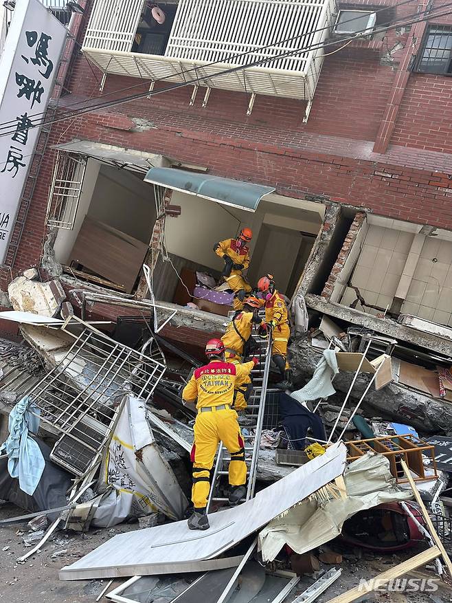 [화롄=AP/뉴시스] 대만 소방청이 제공한 사진에 3일(현지시각) 대만 동부 화롄에서 소방구조대 대원들이 수색을 위해 지진으로 기울어진 건물에 진입하고 있다. 사우스차이나모닝포스트(SCMP)는 이날 발생한 지진으로 지금까지 4명이 숨지고 97명이 부상했다고 보도했다. 2024.04.03.