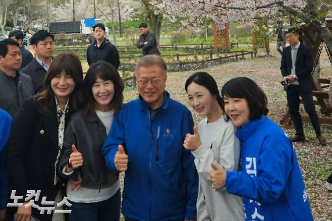 4일 문재인 전 대통령과 김지수 후보(맨오른쪽), 그리고 유권자들. 이형탁 기자