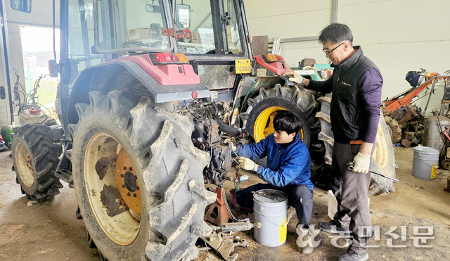 전남 나주 남평농협 농기계수리센터에서 고정래 과장(오른쪽)이 트랙터의 유압장치를 점검하는 김민혁 기능주임을 지켜보고 있다.