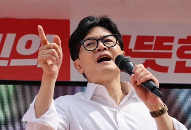 ▲국민의힘 한동훈 비상대책위원장 겸 총괄 선거대책위원장이 2일 오후 충청남도 천안시에서 열린 '국민의힘으로 천안살리기' 성성호수공원 지원유세에서 충남 천안시을 이정만 후보 지지를 호소하고 있다. ⓒ연합뉴스