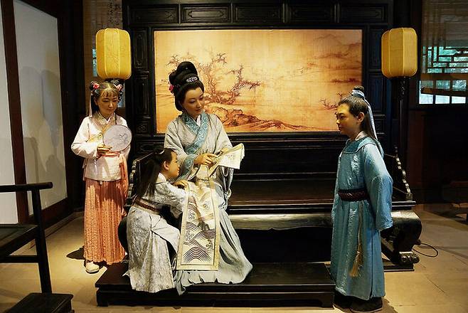 소동파와 소철이 어머니와 함께 즐겁게 보낸 어린 시절을 재연한 모습