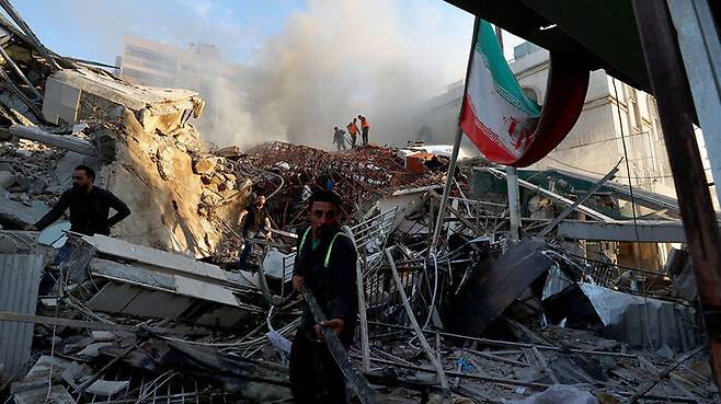 이스라엘의 폭격으로 파괴된 시리아 주재 이란 영사관에서 활동하는 응급 구조대