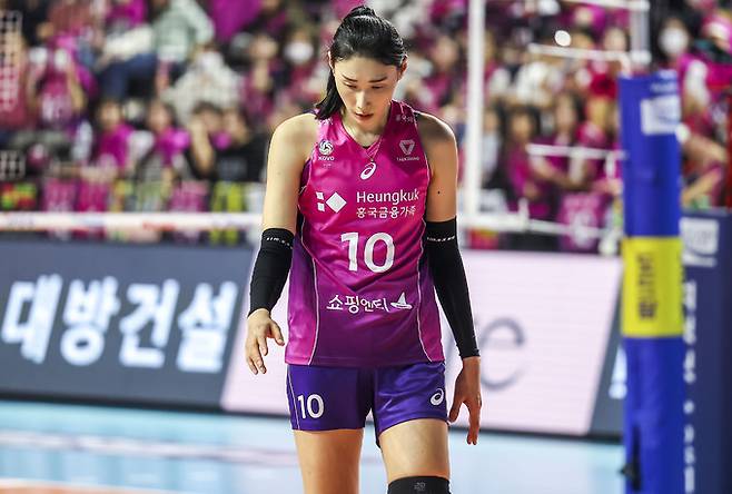 지난 1일 인천 부평구 인천삼산월드체육관에서 열린 프로배구 V-리그 여자부 2023-2024 챔피언결정전 3차전 흥국생명 핑크스파이더스와 현대건설 힐스테이트의 경기, 흥국생명 김연경이 고개를 숙이고 있다. 뉴시스