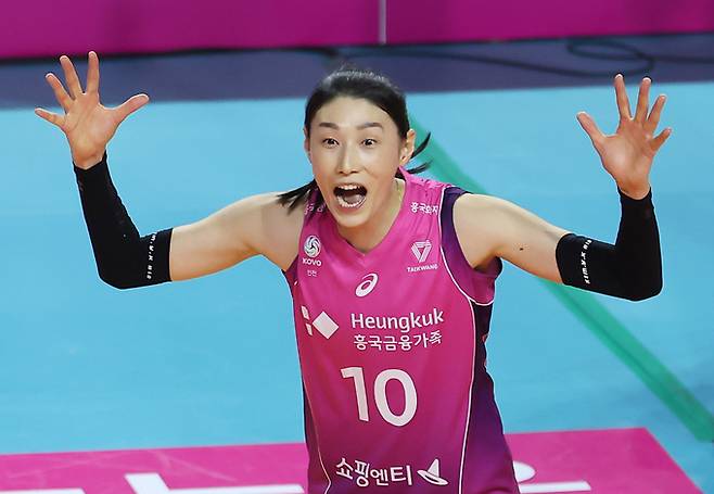 지난 1일 인천 부평구 인천삼산월드체육관에서 열린 프로배구 V-리그 여자부 2023-2024 챔피언결정전 3차전 흥국생명 핑크스파이더스와 현대건설 힐스테이트의 경기, 흥국생명 김연경이 공격에 성공한 뒤 기뻐하고 있다. 뉴스1