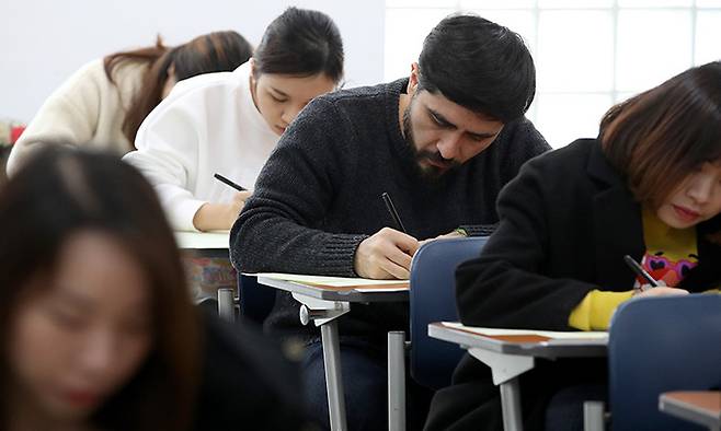 외국인 수험생들이 한국어능력시험(TOPIC)을 치르고 있다. 연합뉴스