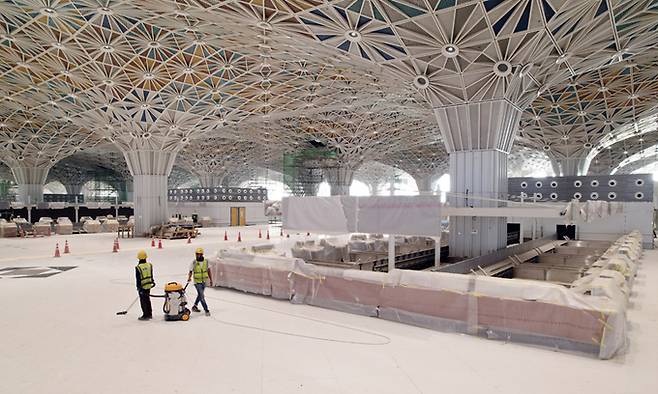 공사 중인 방글라데시의 ‘다카 하즈라트 샤흐잘랄 국제공항’(HSIA) 제3터미널&nbsp;1층 내부 모습. 천장의 무늬는&nbsp;방글라데시 국화인 연꽃을 표현한 것이다. 삼성물산 제공
