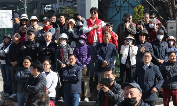 ‘표심은 어디로?’ - 31일 경기 성남시 분당구 오리역광장에서 시민들이 국민의힘 후보들의 유세를 지켜보고 있다. 2024.3.31 뉴스1