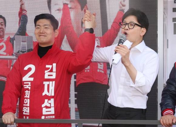 국민의힘 한동훈 비상대책위원장이 4일 도봉구 창동에서 김재섭 후보 지원유세를 하고 있다. 2024.4.4 연합뉴스