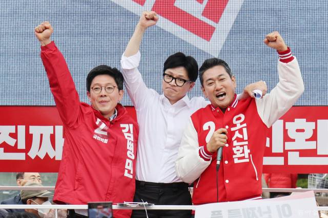 한동훈(가운데) 국민의힘 비상대책위원장이 4일 광진구 자양동에서 김병민 광진구갑·오신환 광진구을 국회의원 후보의 지지를 호소하고 있다. 연합뉴스
