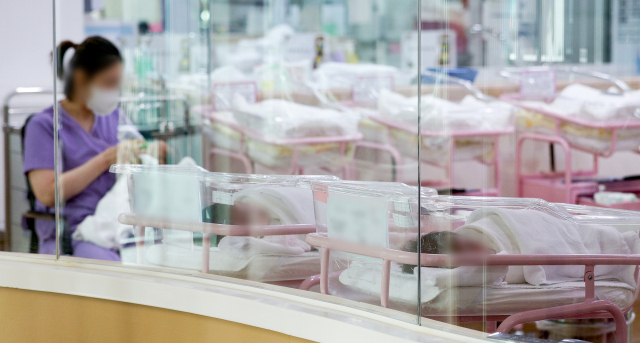 2월 28일 오후 서울 시내 한 산후조리원 신생아실에서 간호사 등 관계자들이 신생아들을 돌보고 있다. 연합뉴