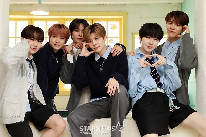 그룹 엔시티 위시(NCT WISH)가 3일 오전 서울 성수동 한 카페에서 한국 활동 한달을 기념해 갖은 언론 인터뷰에서 포즈를 취하고 있다. 2024.04.03 /사진=임성균