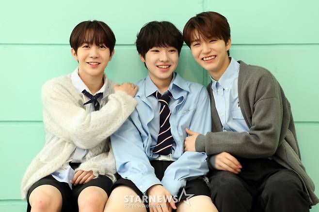 그룹 엔시티 위시(NCT WISH) 료, 사쿠야, 재희가 3일 오전 서울 성수동 한 카페에서 한국 활동 한달을 기념해 갖은 언론 인터뷰에서 포즈를 취하고 있다. 2024.04.03 /사진=임성균