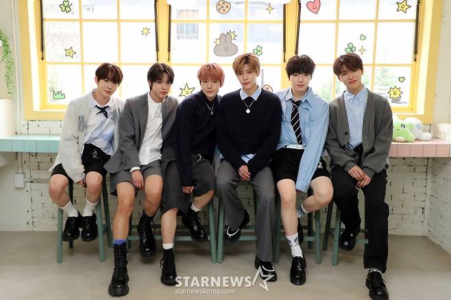 그룹 엔시티 위시(NCT WISH)가 3일 오전 서울 성수동 한 카페에서 한국 활동 한달을 기념해 갖은 언론 인터뷰에서 포즈를 취하고 있다. 2024.04.03 /사진=임성균