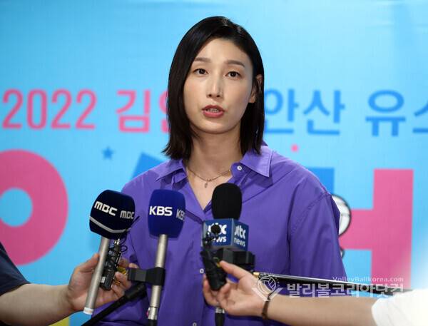 지난 2022 김연경 안산 유소년 배구클라스 행사에서 인터뷰 모습.