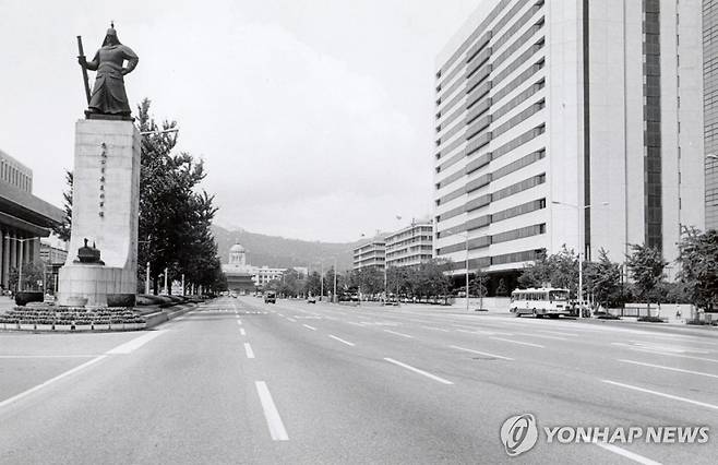 도로가 중심이던 광화문 거리 모습(2000.7.1) [연합뉴스 자료사진]