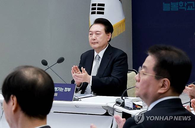 박수치는 윤석열 대통령 (서울=연합뉴스) 홍해인 기자 = 윤석열 대통령이 4일 서울 용산 대통령실 청사에서 열린 민생토론회 후속 조치 2차, 경제 분야 점검 회의에 참석해 이완규 법제처장의 후속 조치 입법 현황 및 추진 대책 보고 뒤 손뼉을 치고 있다. 2024.4.4 hihong@yna.co.kr