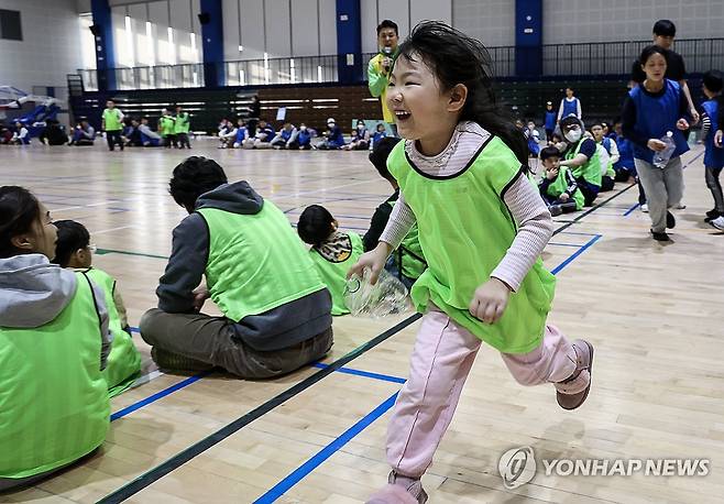 ‘너무 신나잖아’ (서울=연합뉴스) 윤동진 기자 = 10일 오전 서울 서초종합체육관에서 열린 ‘서초가족 탄소제로 환경운동회’에서 참가자들이 ‘분리배출 이어달리기’ 게임을 하고 있다. 2023.12.10 mon@yna.co.kr