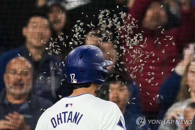 동료들로부터 해바라기 씨앗으로 축하받는 오타니 [AP=연합뉴스]